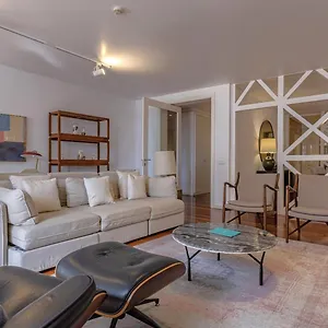 chiado-3bedroom-wonder.hotels-lisbon-portugal.com/